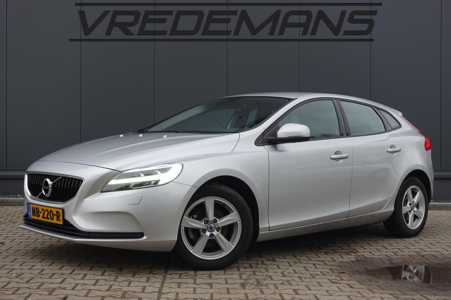 Volvo V40 - 2.0 D2 Kinetic /INCL BTW. / LED/NAVI - AutoWereld.nl