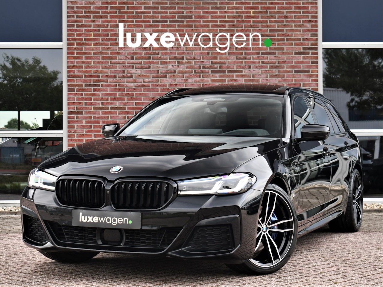 BMW 5-serie Touring - 530e 292pk M-Sport Pano ACC 360 HUD Laser 4wielbest Comf-stoel - AutoWereld.nl