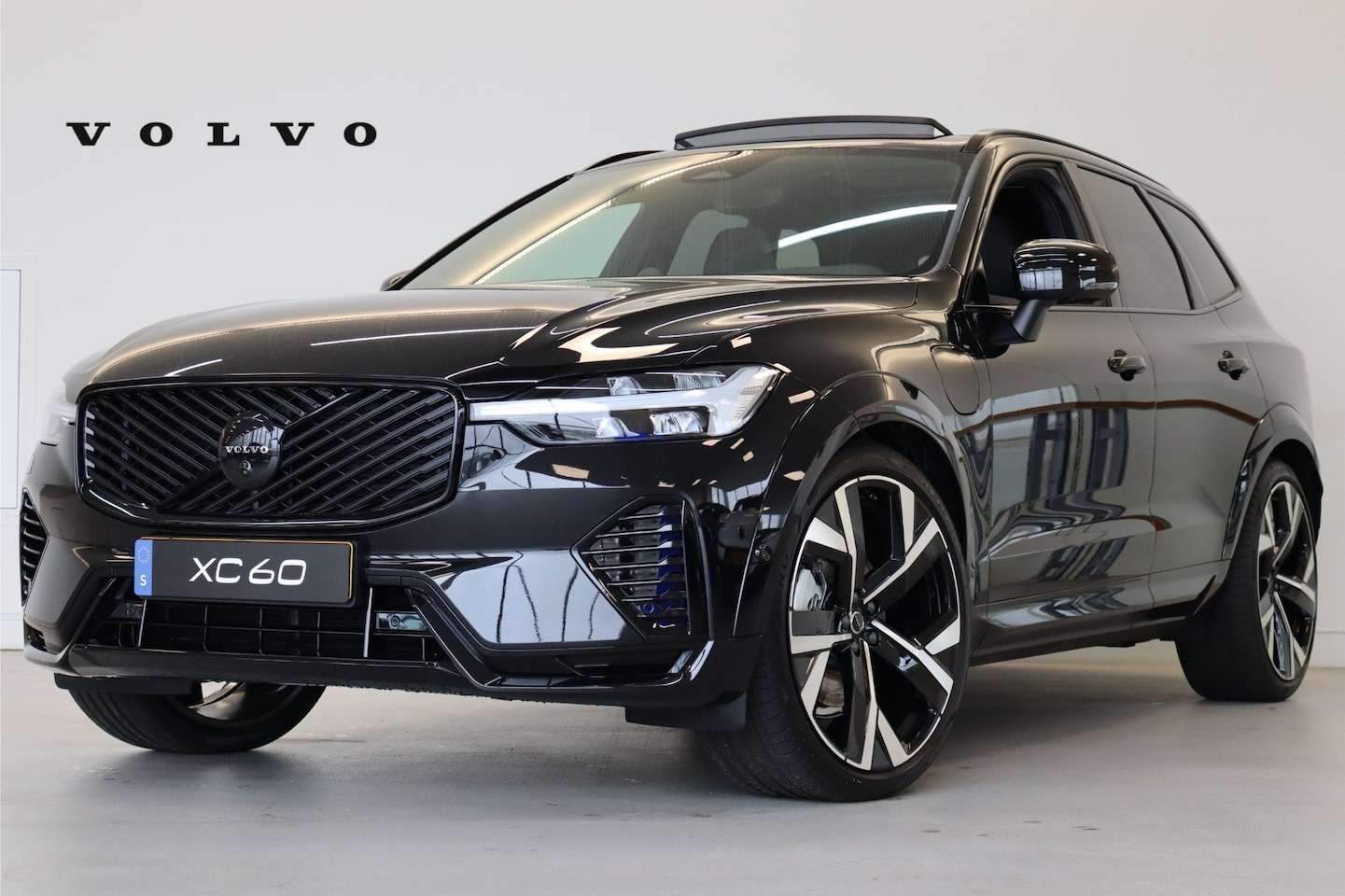Volvo XC60 - T6 350PK Ultra Black Edition Trekhaak | Luchtvering | Getint Glas | 360 | B&W Audio - AutoWereld.nl