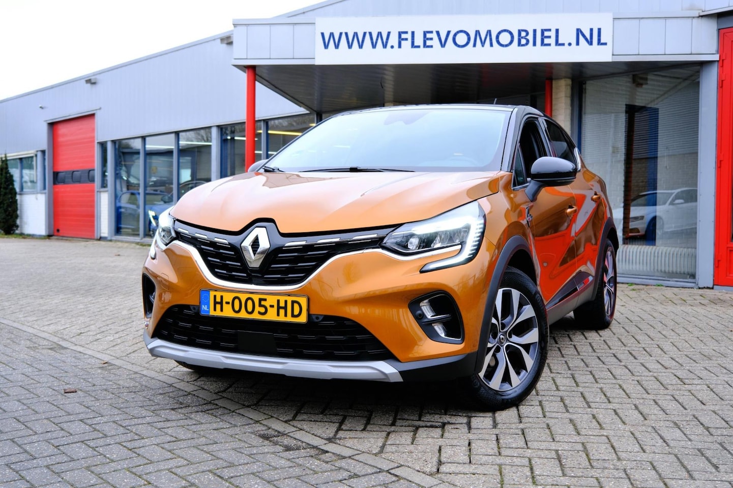 Renault Captur - 1.3 TCe 130 Intens Aut. Pano|Half Leder|Navi|Adapt.Cruise|LMV - AutoWereld.nl