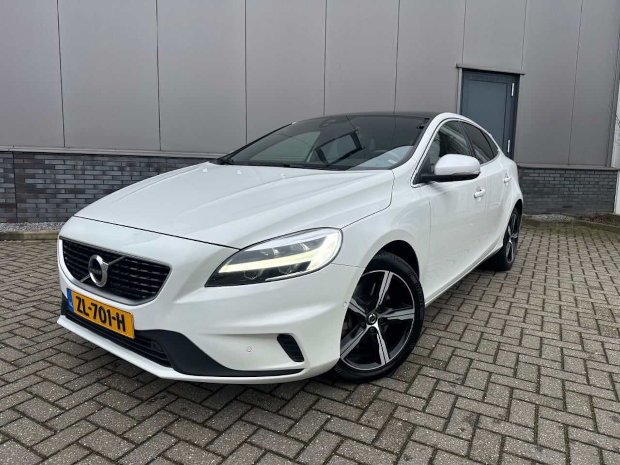 Volvo V40 - 1.5 T3 Polar+Sport R-Design+Pano - AutoWereld.nl