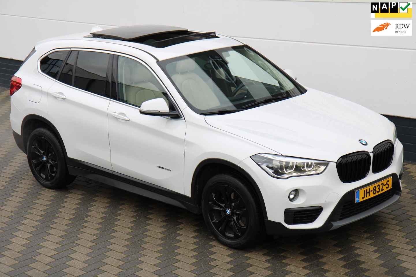 BMW X1 - SDrive20i Centennial High Executive Pano Trekhaak NAP - AutoWereld.nl