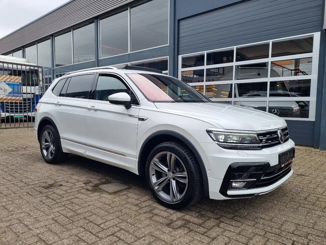Volkswagen Tiguan Allspace - R-Line 7 Zits 2.0 benzine 4Motion 180 pk - AutoWereld.nl