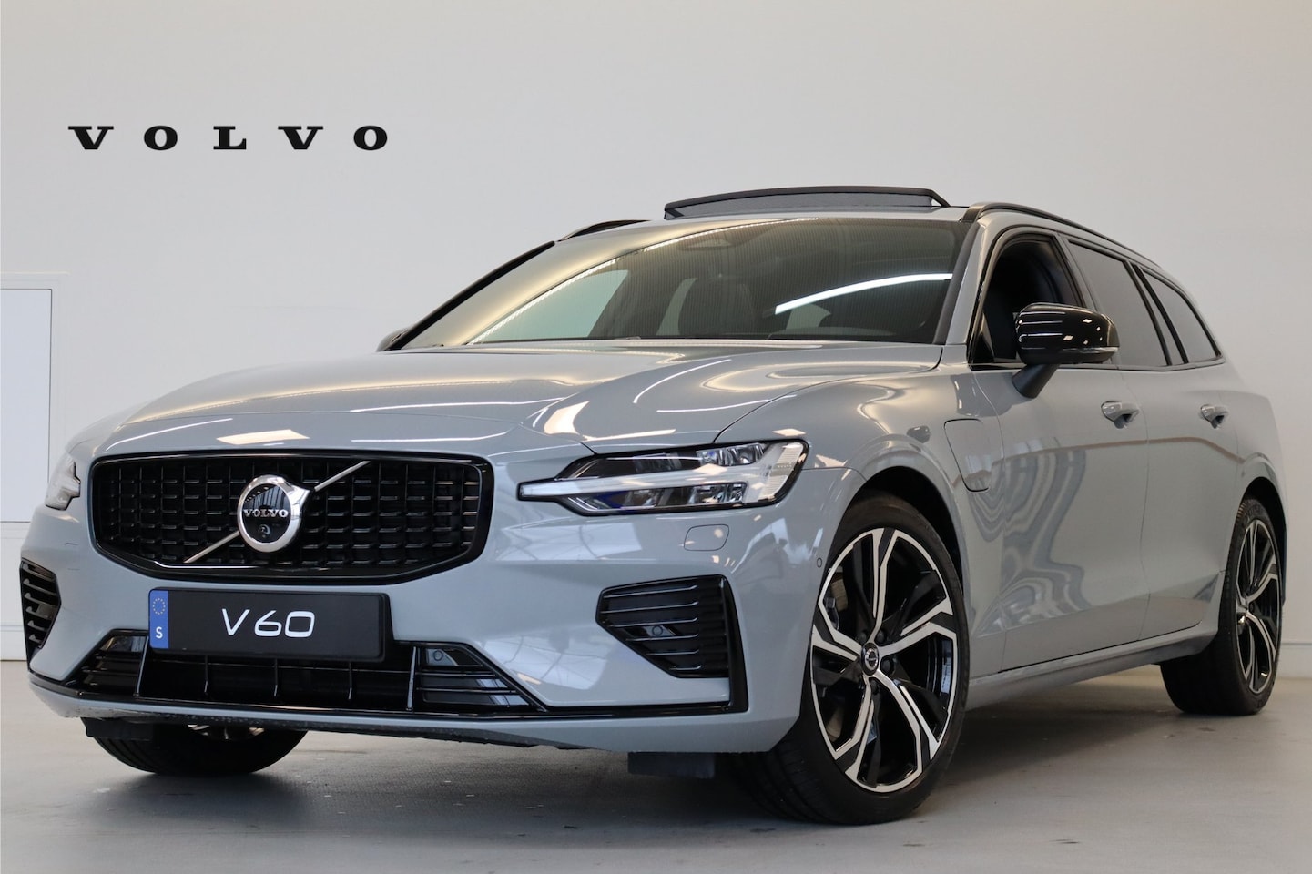 Volvo V60 - T8 455PK AWD Ultra Performance Edition Dark | 19" 5-triplespaaks Glossy Black Diamond Cut - AutoWereld.nl