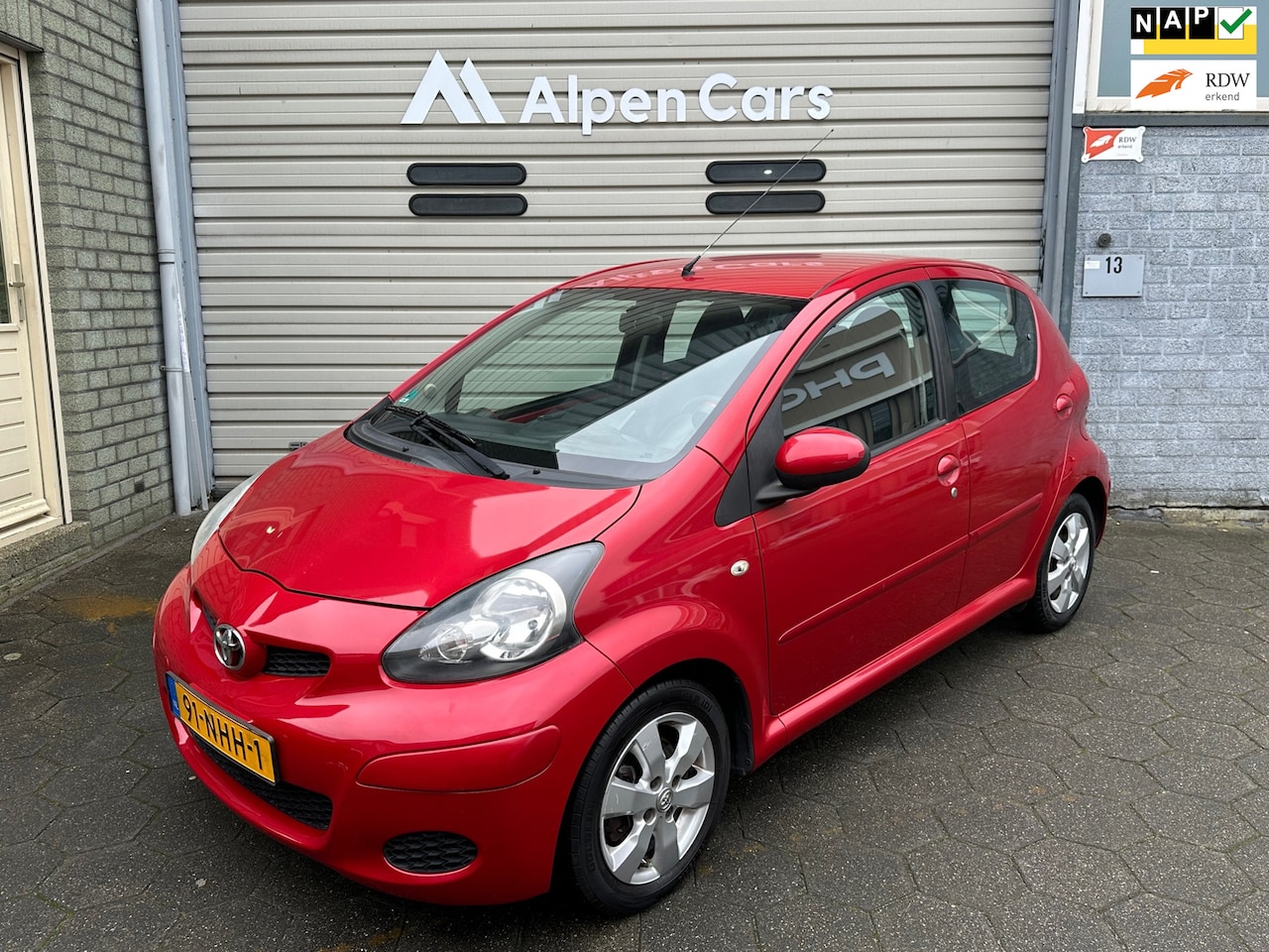 Toyota Aygo - 1.0-12V Aspiration Red Eerste eigenaar / Airco / Carplay / Half leder - AutoWereld.nl
