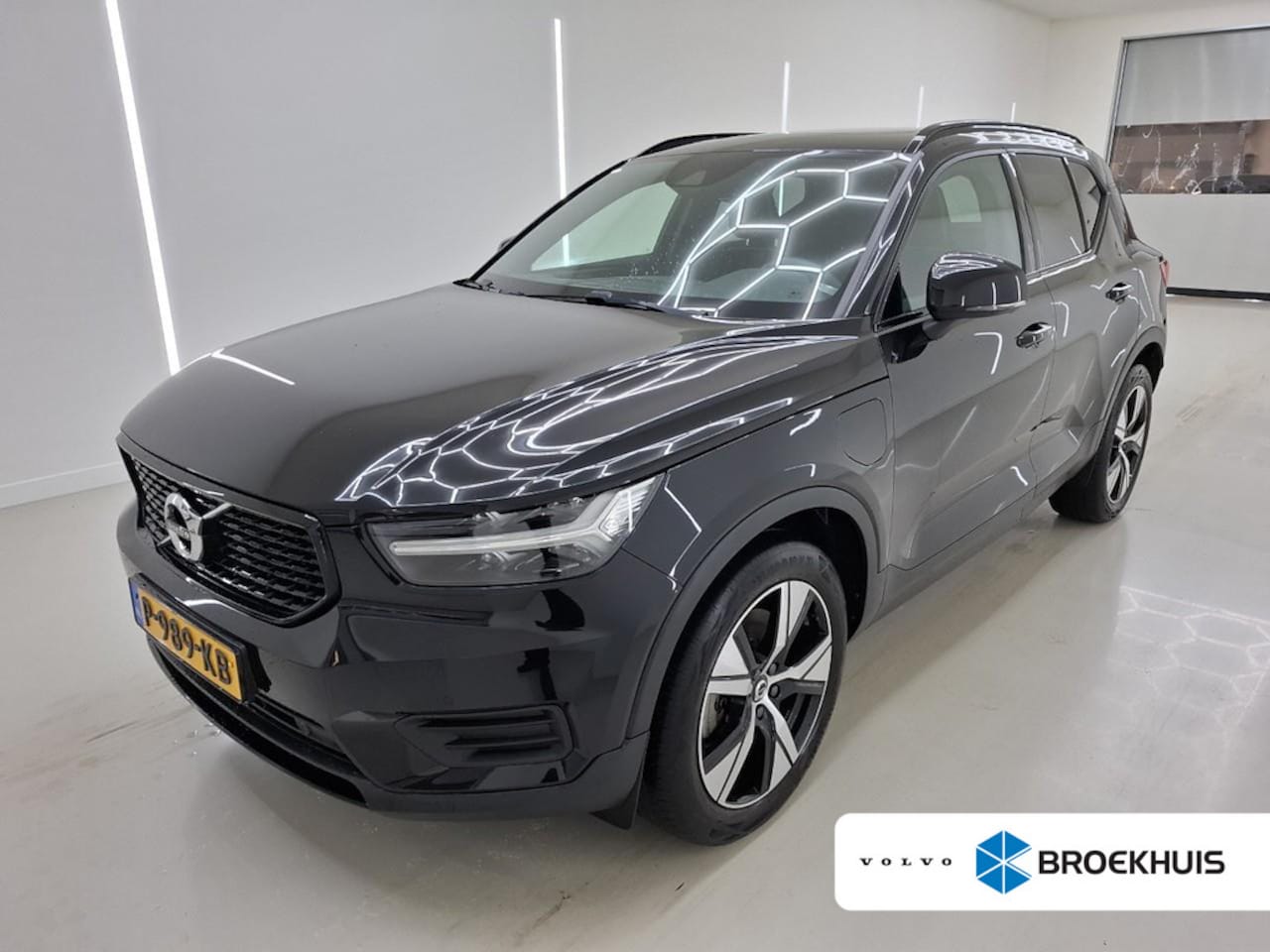 Volvo XC40 - 1.5 T5 Recharge R-Design | Panoramadak | Trekhaak | Stoel en stuurwielverwarming | Camera - AutoWereld.nl