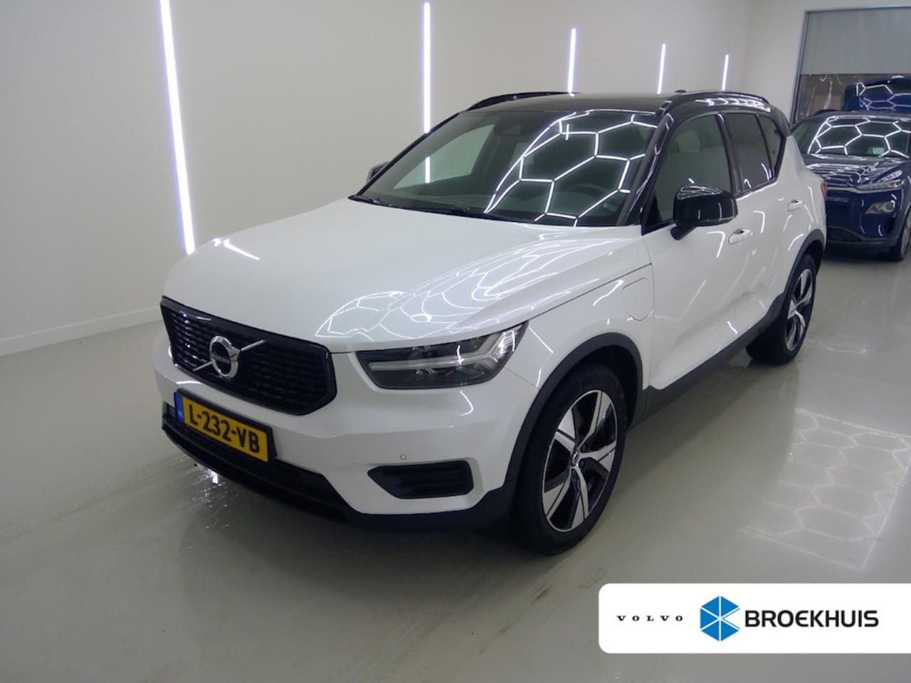 Volvo XC40 - 1.5 T5 Recharge R-Design | Panoramadak | Trekhaak | Camera | Stoel en stuurwielverwarming - AutoWereld.nl
