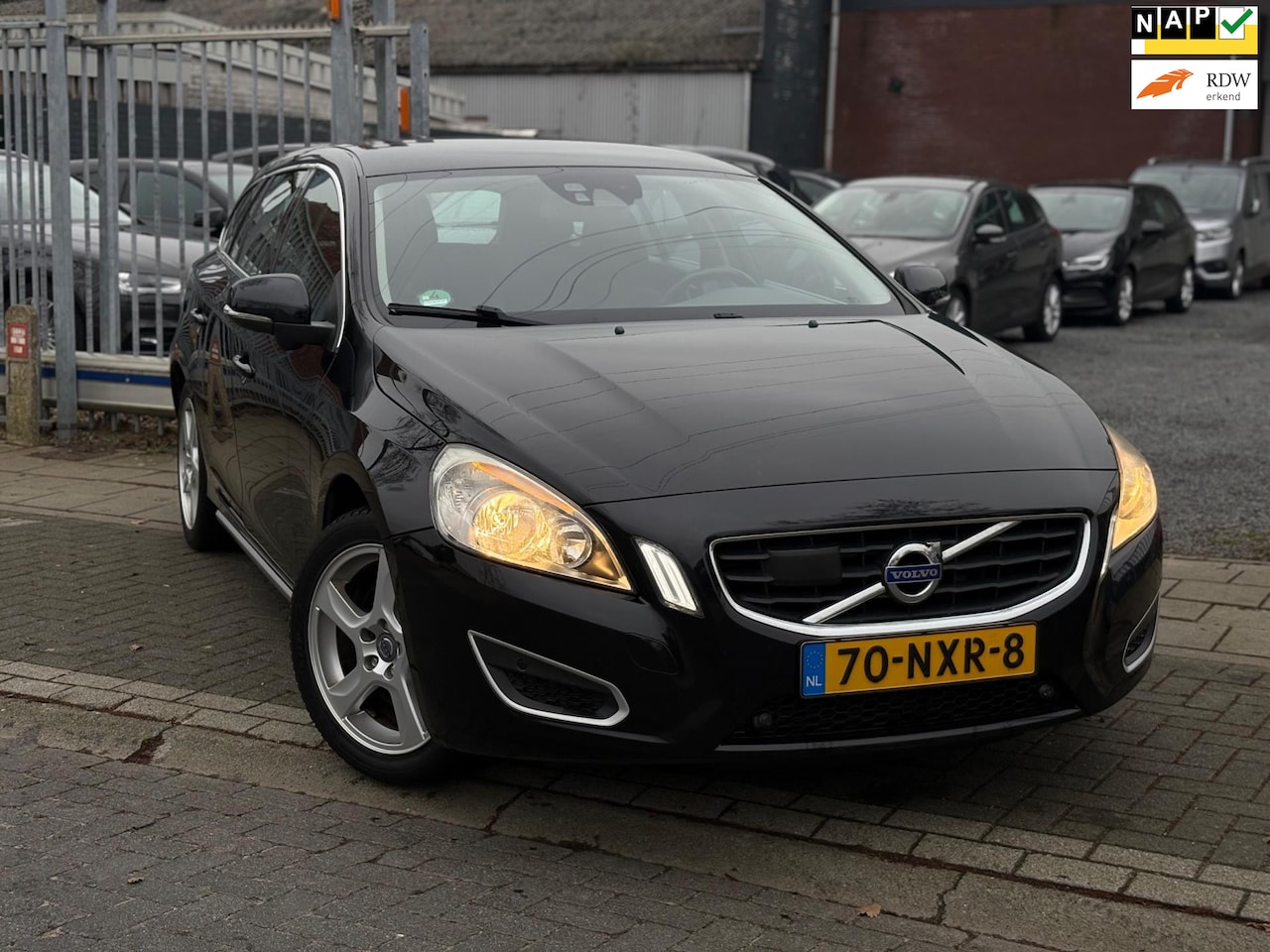 Volvo V60 - 2.0T Momentum | Automaat | Navigatie | 17” LMV | Cruise control | - AutoWereld.nl