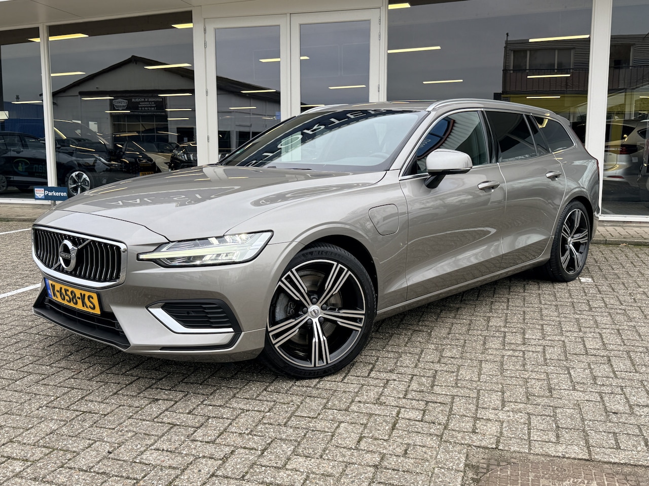 Volvo V60 - 2.0 T6 Recharge AWD Inscription | Pano | LED | Keyless | Adapt. Cruise | Apple/Android | F - AutoWereld.nl