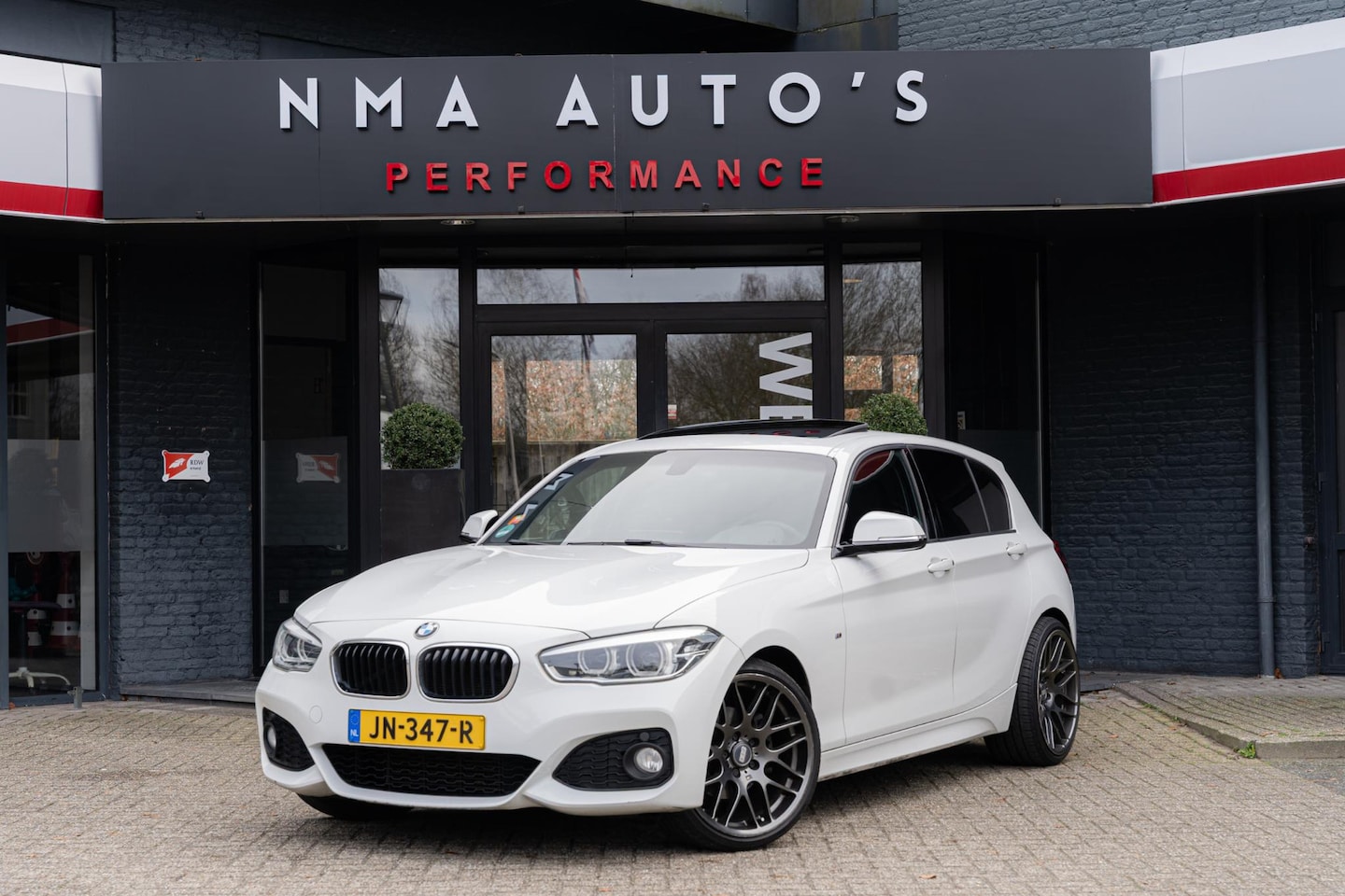 BMW 1-serie - 120i M Sport PANO / KEYLESS / FACELIFT / STOELVERWARMING / NAP / NL AUTO - AutoWereld.nl