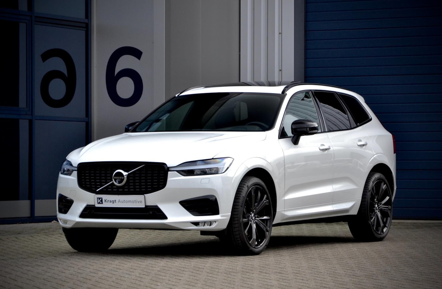 Volvo XC60 - 2.0 B4 R-Design / Pano / ACC / Trekhaak / Full LED / Memory / 360 cam. / DAB / Leder - AutoWereld.nl