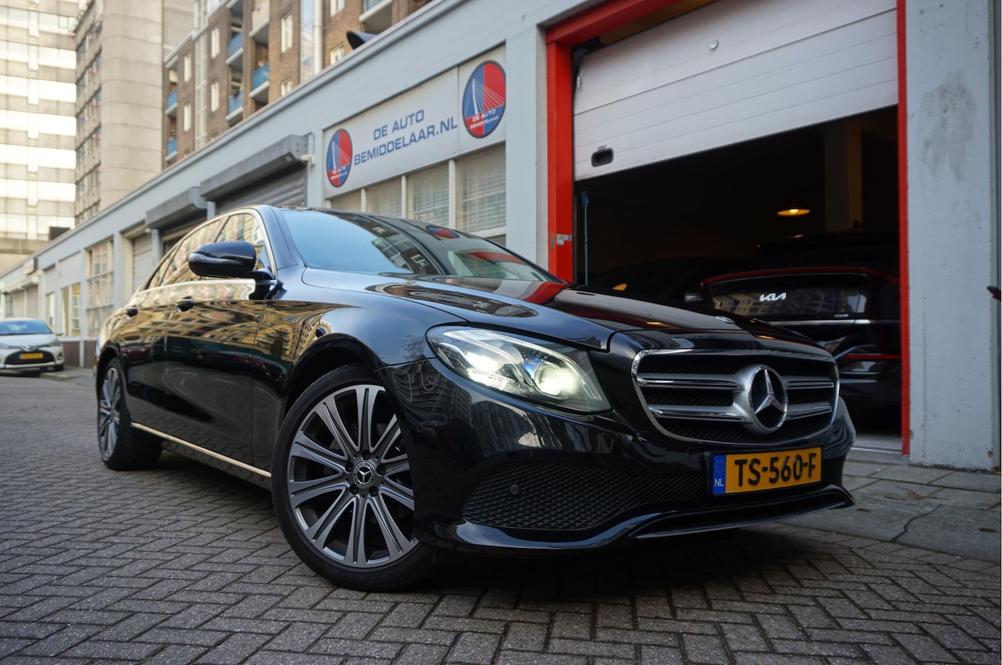Mercedes-Benz E-klasse - 200 Business Solution | Sfeer | 19inch | Camera | LED pakket | Leer | Uitmuntend onderhoud - AutoWereld.nl
