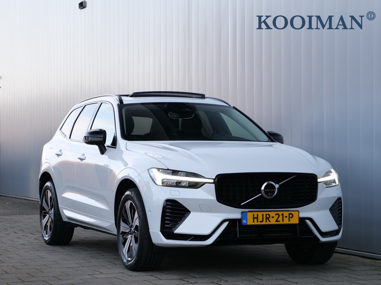Volvo XC60 - 2.0 T6 Plug-in hybrid AWD Plus Bright 350 Pk Automaat Navi / DAB / Leer / Apple Carplay / - AutoWereld.nl