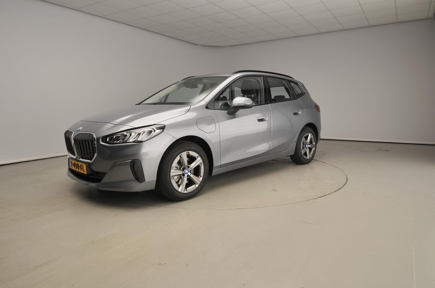 BMW 2-serie Active Tourer - 225e xDrive | LED | HUD | Sportstoelen | Stoelverwarming | Shadow line | DAB | Alu 17 inch - AutoWereld.nl