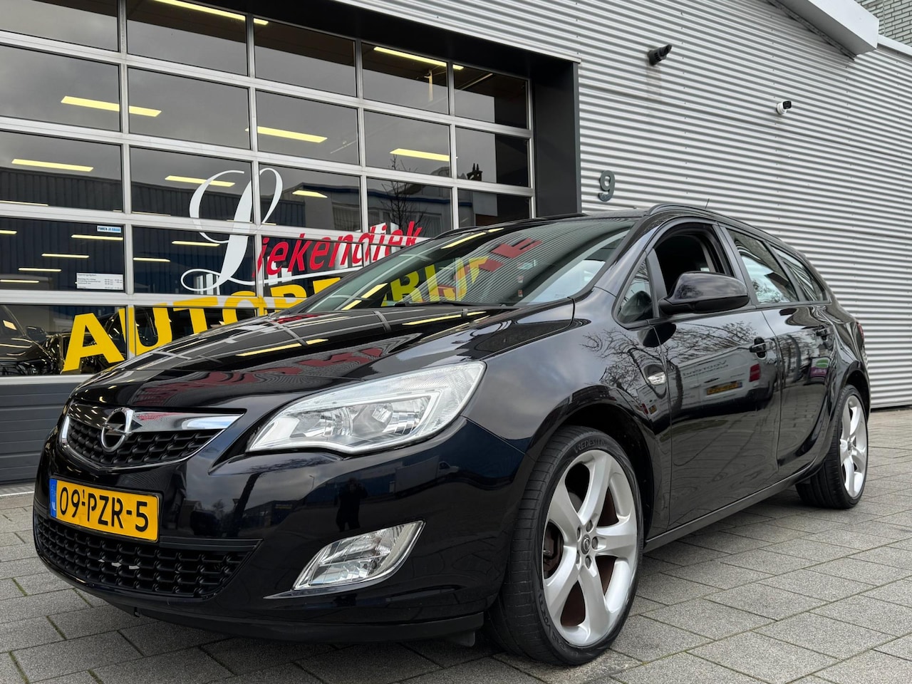 Opel Astra Sports Tourer - 1.4 Edition - Airco I PDC I "19" Sport velgen I Trekhaak I Nieuwe APK 02-2027 - AutoWereld.nl