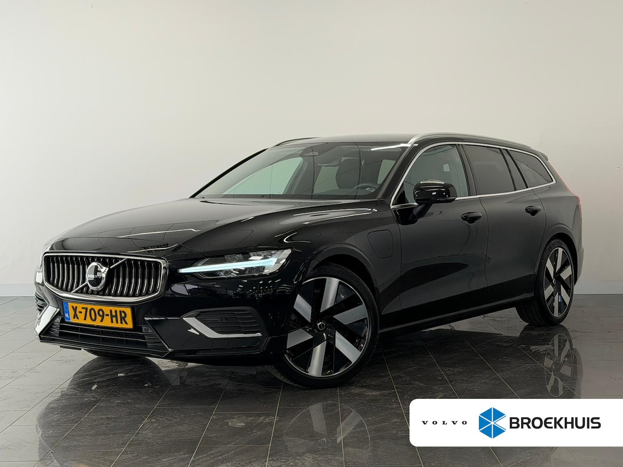 Volvo V60 - T6 Plug-in hybrid AWD Plus Bright | Achterbank verwarmd | Achteruitrijcamera | Apple Carpl - AutoWereld.nl