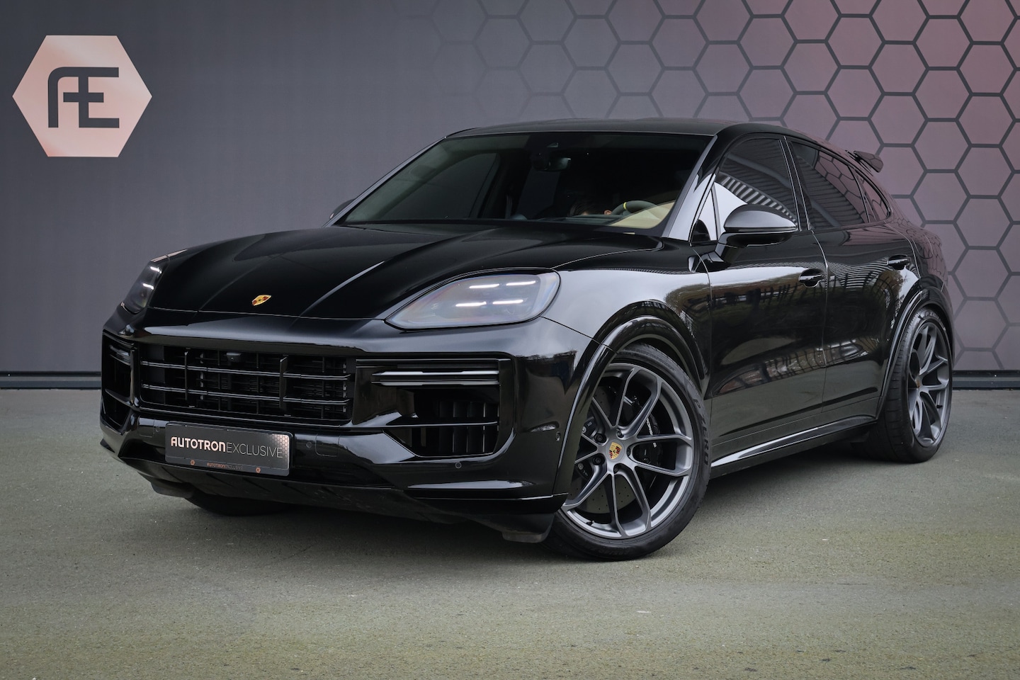 Porsche Cayenne Coupé - Cayenne Turbo E-Hybrid Coupé met GT Pakket | KERAMISCH | 360 CAMERA | STOELVERWARMING | ST - AutoWereld.nl