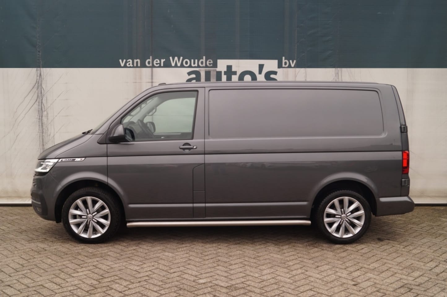 Volkswagen Transporter - 2.0 TDI 150pk DSG L1-H1 Bulli -DIGI-NAVI-PDC-TREKHAAK- - AutoWereld.nl