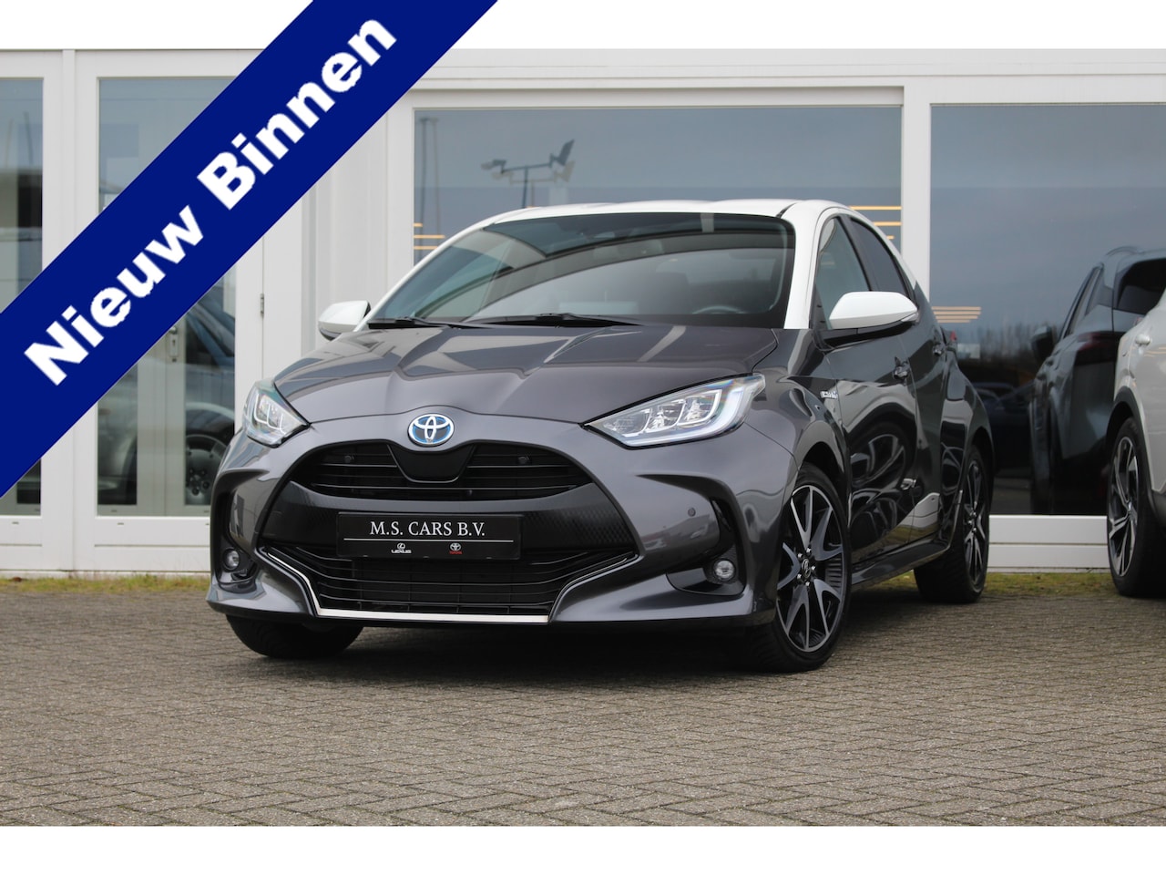 Toyota Yaris - 1.5 Hybrid Executive Bi-tone kleur I Leder I Head up I Applecarplay I LED koplampen - AutoWereld.nl