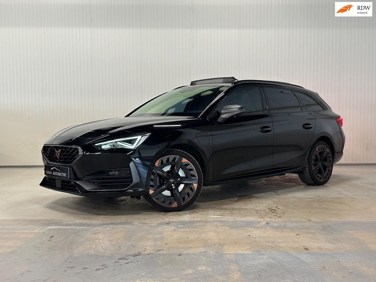 CUPRA Leon Sportstourer - 1.4 e-Hybrid 245 VZ | PANO | KAMELEON FOLIE | KUIPSTOELEN | AMBIANCE - AutoWereld.nl