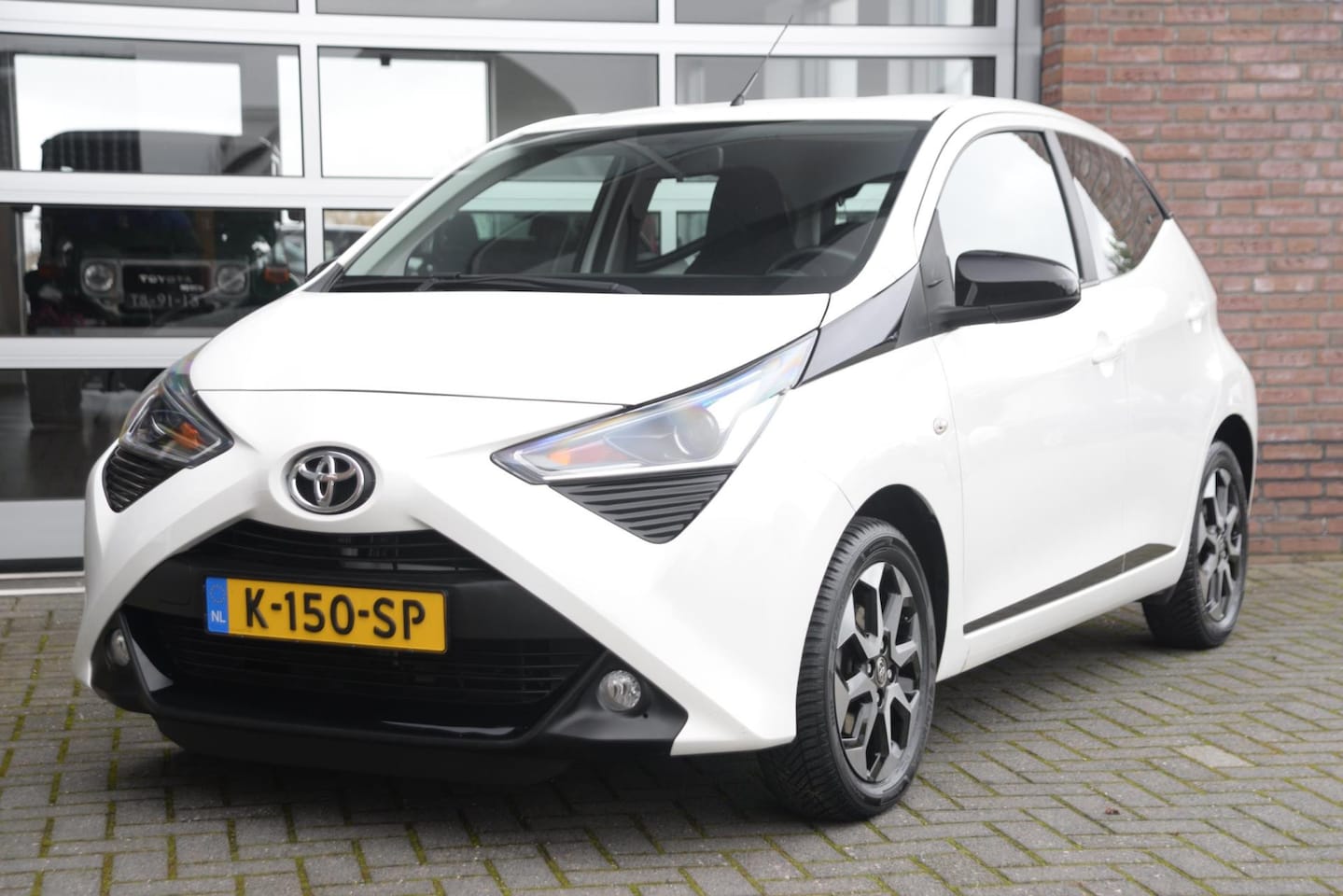 Toyota Aygo - 1.0 VVT-i x-Play | Camera | Lichtmetaal | Carplay | All-Seasons banden | - AutoWereld.nl