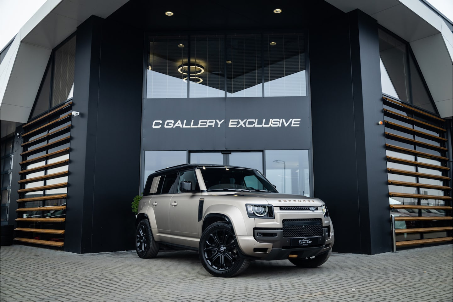 Land Rover Defender 110 - 4.4 P635 Octa - Petra Copper | Panorama | Meridian | Luchtvering | Trekhaak - AutoWereld.nl