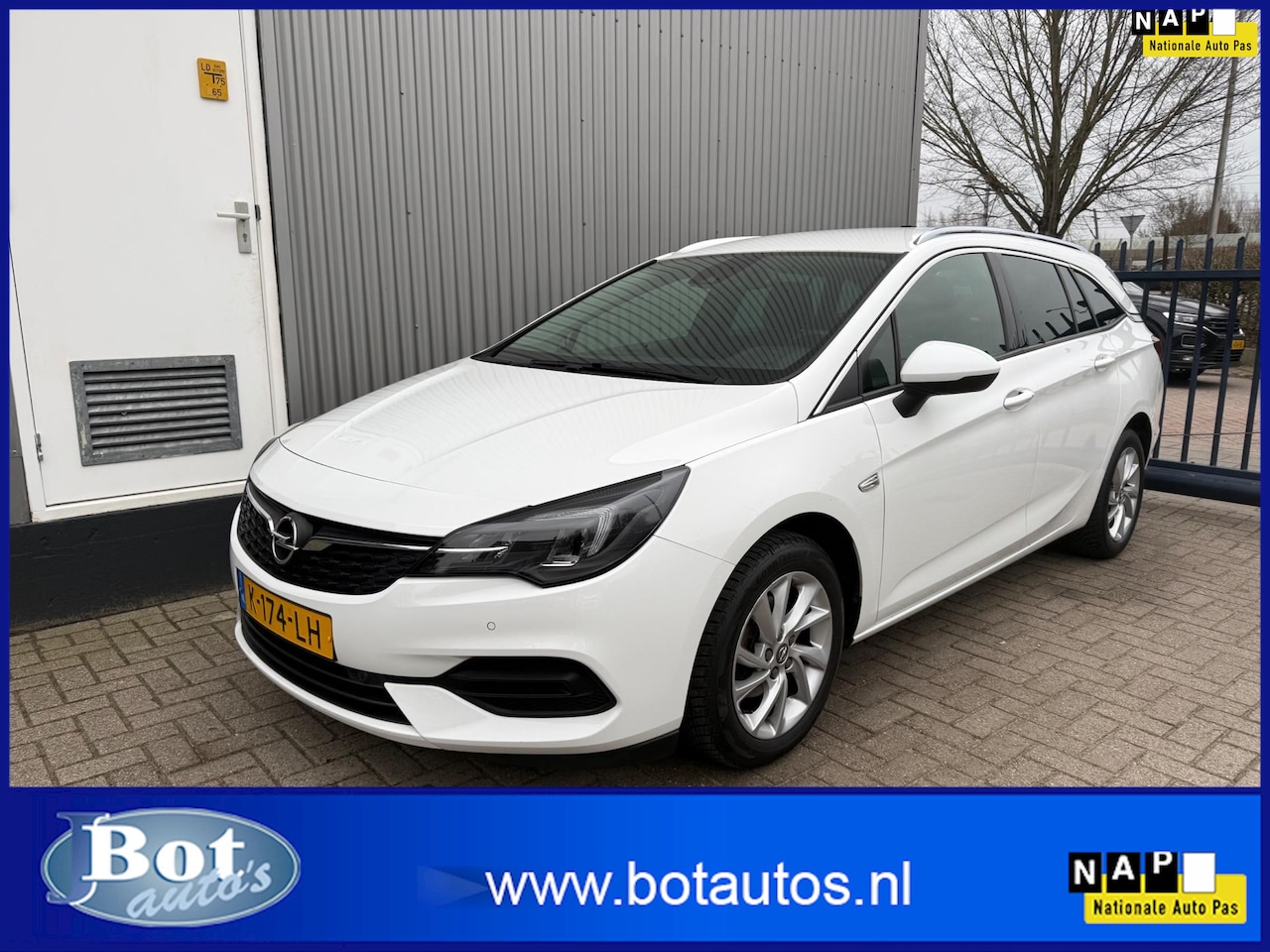 Opel Astra Sports Tourer - 1.2 Business Elegance / 72.000 KM / NAVIGATIE / CAMERA / TREKHAAK / NL-AUTO / CLIMATE / CR - AutoWereld.nl
