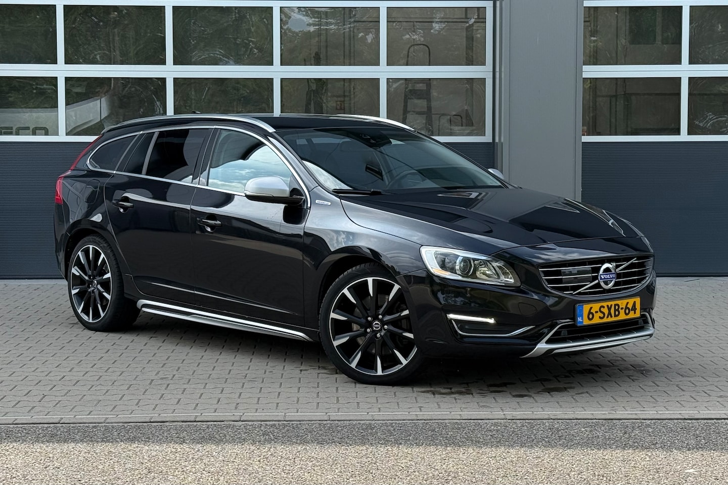 Volvo V60 - 2.4 D6 AWD Plug-In Hybrid Summum - AutoWereld.nl