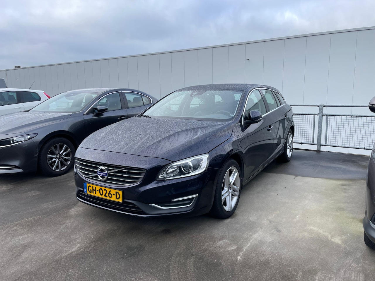 Volvo V60 - 2.4 D6 Twin Engine Momentum | Leder stoelen | stoelverwarming | parkeersensoren - AutoWereld.nl
