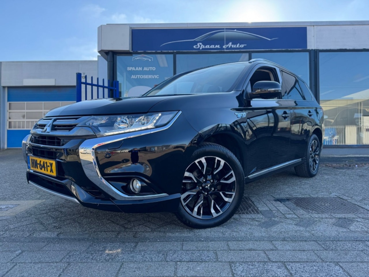 Mitsubishi Outlander - 2.0 PHEV Instyle+ | leer | panodak | stuurverw. | 360' cam - AutoWereld.nl