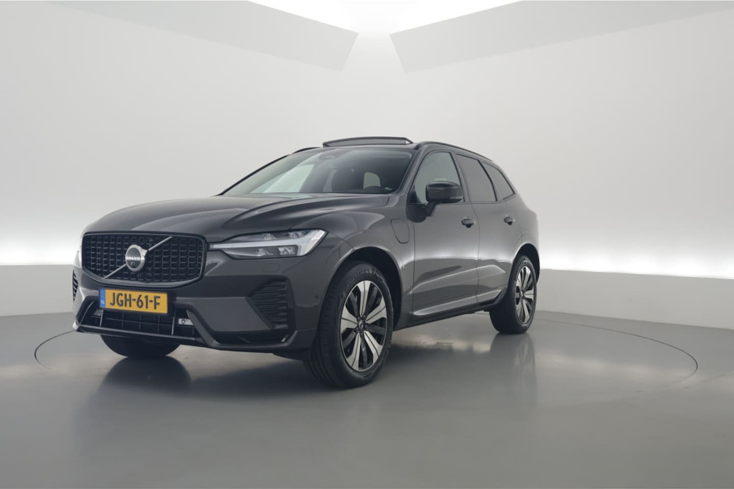 Volvo XC60 - 2.0 T6 Plug-in hybrid AWD Plus Dark | ACC | 360 Camera | Blis | elek. trekhaak | H&K Audio - AutoWereld.nl