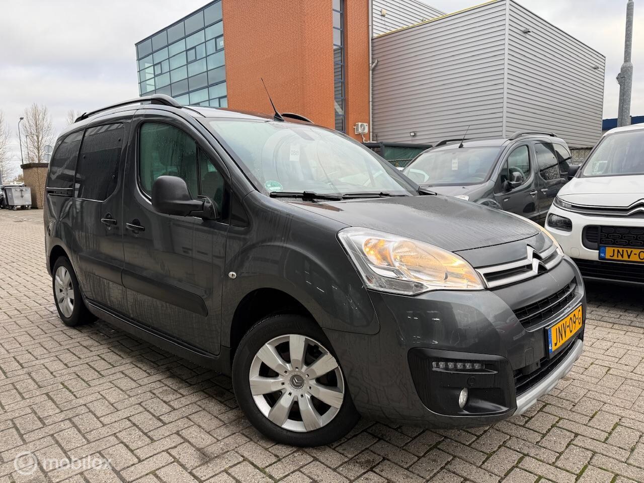 Citroën Berlingo - 1.2 Benzine | Navigatie | Camera | 5 zit - AutoWereld.nl