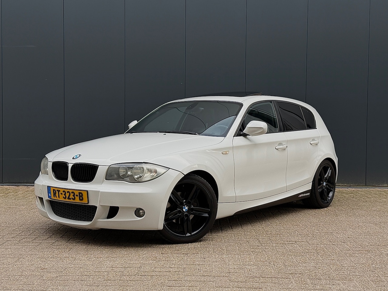 BMW 1-serie - 116i High Executive 116i High Executive, Schuif/Dak, M-Performance, Sport/Seats, Black/optiek, Cruise/Control, - AutoWereld.nl