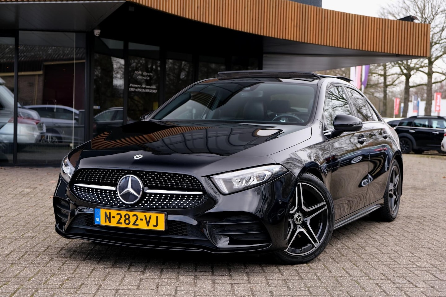 Mercedes-Benz A-klasse - 180 Business Solution AMG|Rijklaar!|Pano|Camera|Carplay|Stoelverwarming - AutoWereld.nl