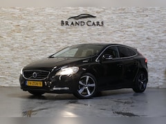 Volvo V40 - 1.6 T3 Momentum | CAMERA | NAVI | KEYLESS | 17" R DESIGN NWE Banden | NAP | ORIG NL |