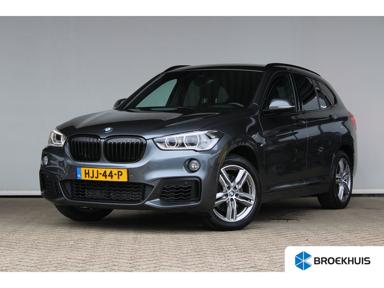 BMW X1 - xDrive20i High Executive | Alcantara bekleding | Afneembare trekhaak | Keyless start | - AutoWereld.nl