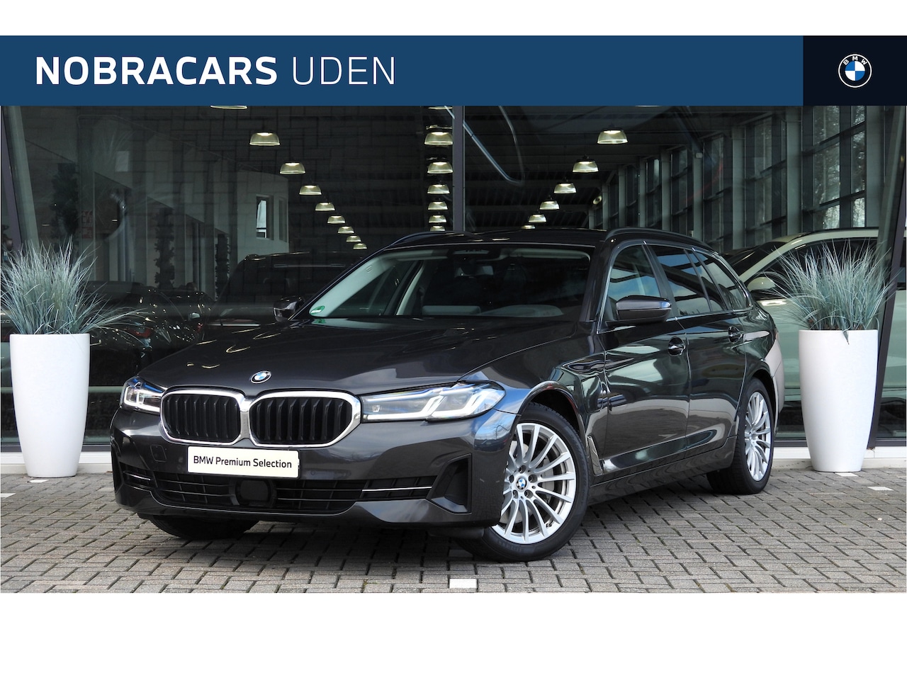 BMW 5-serie Touring - 530e xDrive High Executive Automaat / Trekhaak / Sportstoelen / Laserlight / Achteruitrijc - AutoWereld.nl