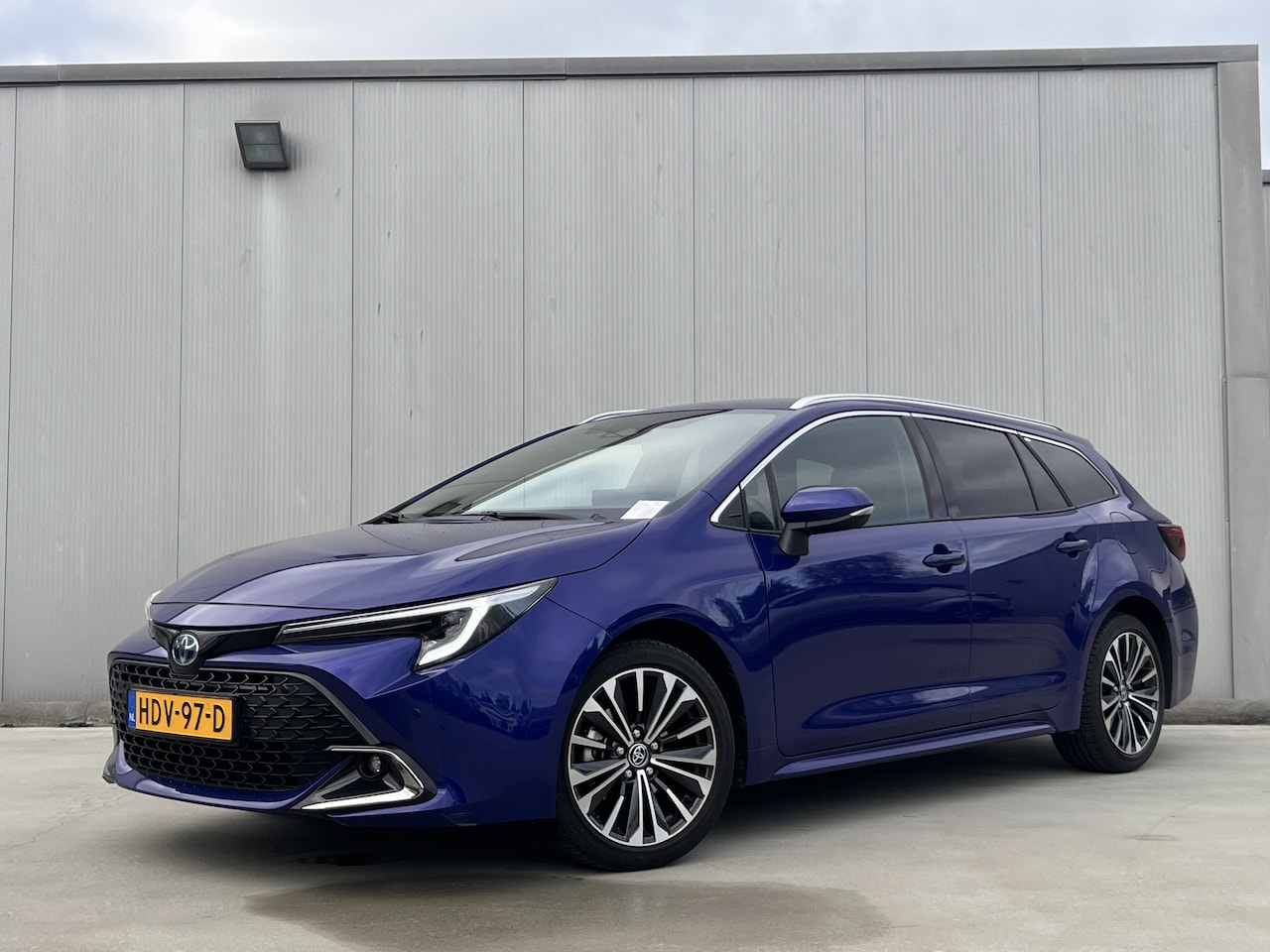 Toyota Corolla Touring Sports - Hybrid 140 Dynamic | Parkeersensor voor en achter | Draadloze telefoonlader - AutoWereld.nl