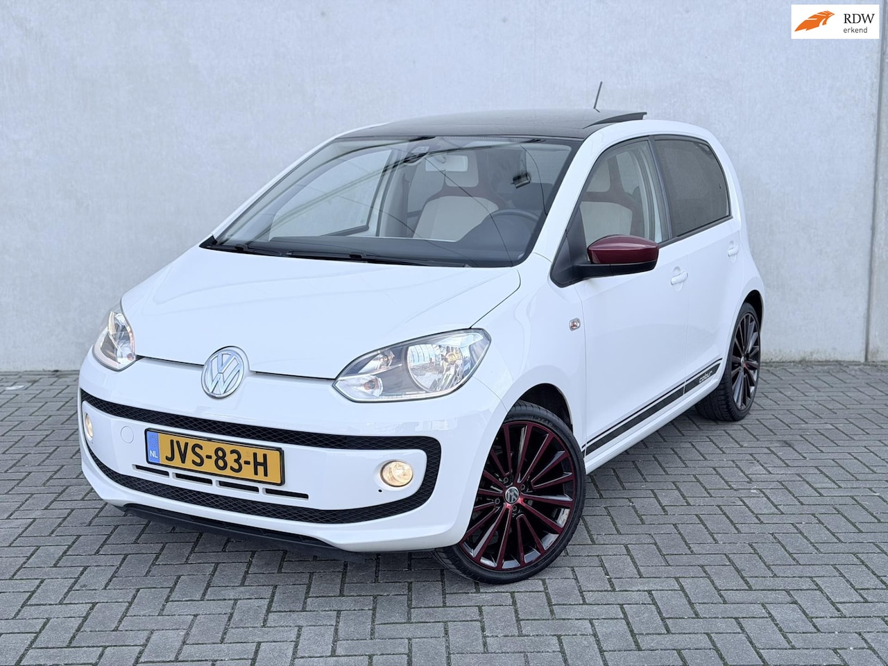 Volkswagen Up! - 1.0 Colour Pano 17'' Cruise PDC Stoelverwarming - AutoWereld.nl