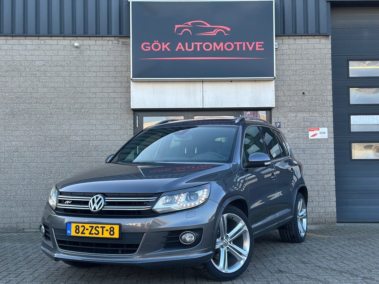 Volkswagen Tiguan - 1.4 TSI Sport&Style R-line Edition / Line Assist / Pano / Led / Xenon / 1ste Eigenaar / Cr - AutoWereld.nl