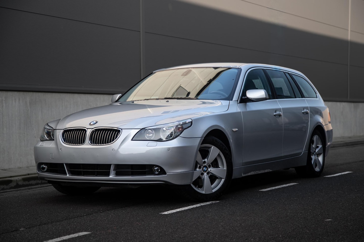 BMW 5-serie Touring - 525xi | 165.000KM | 1e Eig | Top Conditie | Navigatie | Zonneschermen - AutoWereld.nl