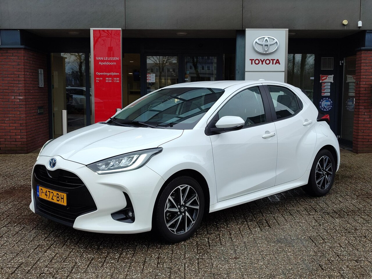 Toyota Yaris - 1.5 Hybrid DYNAMIC PARK-SENSOREN KEYLESS LED APPLE/ANDROID CAMERA AD-CRUISE CLIMA 16'' LM- - AutoWereld.nl