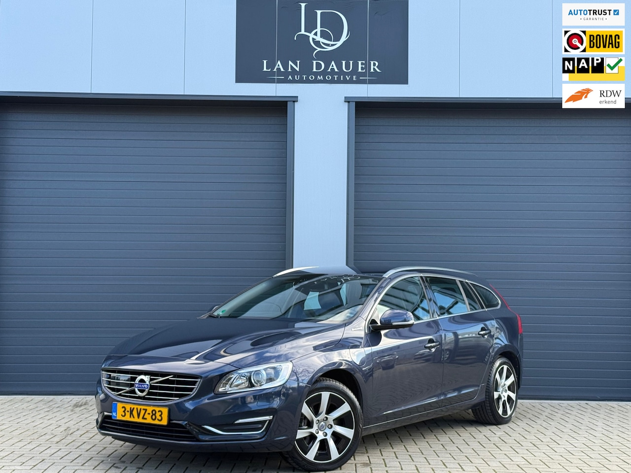 Volvo V60 - 2.4 D6 AWD Plug-In Hybrid / DEALER ONDERHOUDEN / - AutoWereld.nl