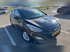Hyundai i30 - 1.6 GDI i-Motion Plus Phantom Black Pearl | Navi | Camera | Climate | Cruise | Bochtverlichting | APK 02-2027