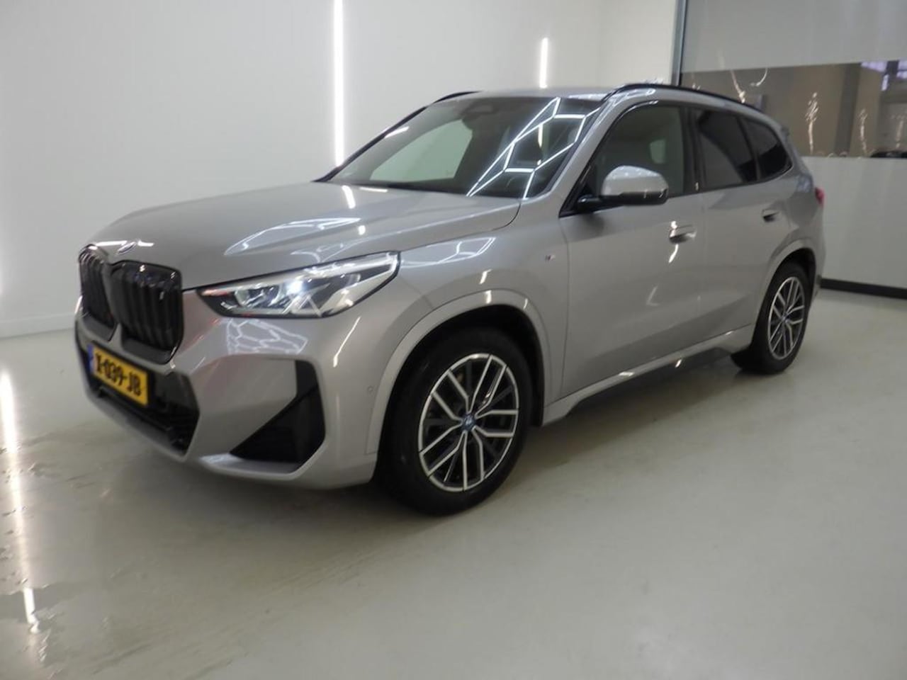 BMW iX1 - XDRIVE30 LAUNCH EDITION 67 KWH I M-SPORTPAKKET I 99% SOH I APPLE CARPLAY I P-CAMERA - AutoWereld.nl