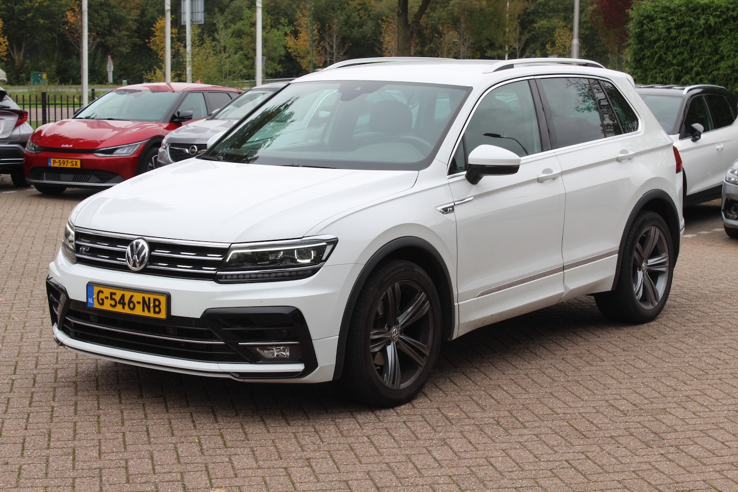 Volkswagen Tiguan - 1.5 TSI ACT Highline Business 3x R-Line / CarPlay / Keyless / Dodehoek / 19'' / Navigatie - AutoWereld.nl