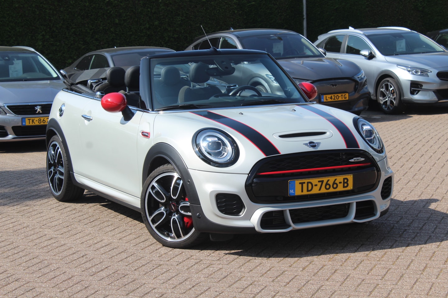 MINI Cabrio - Mini 2.0 John Cooper Works Chili / Full options / Camera / JCW Package / Head-up display / - AutoWereld.nl