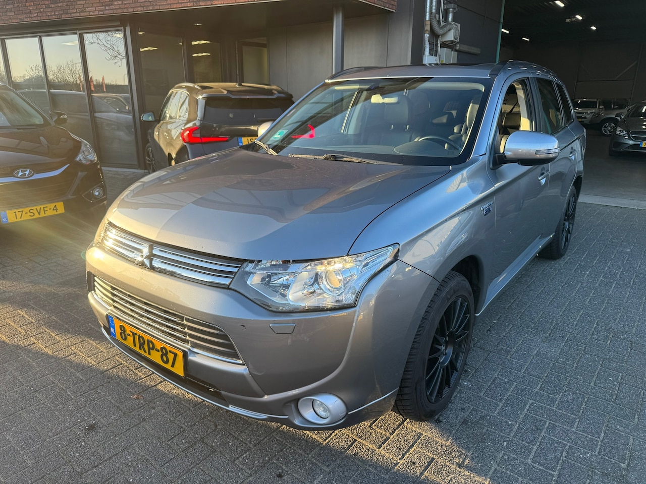 Mitsubishi Outlander - 2.0 PHEV Instyle SCHUIFDAK LEDER TREKHAAK CAMERA ORIG NL NAP - AutoWereld.nl