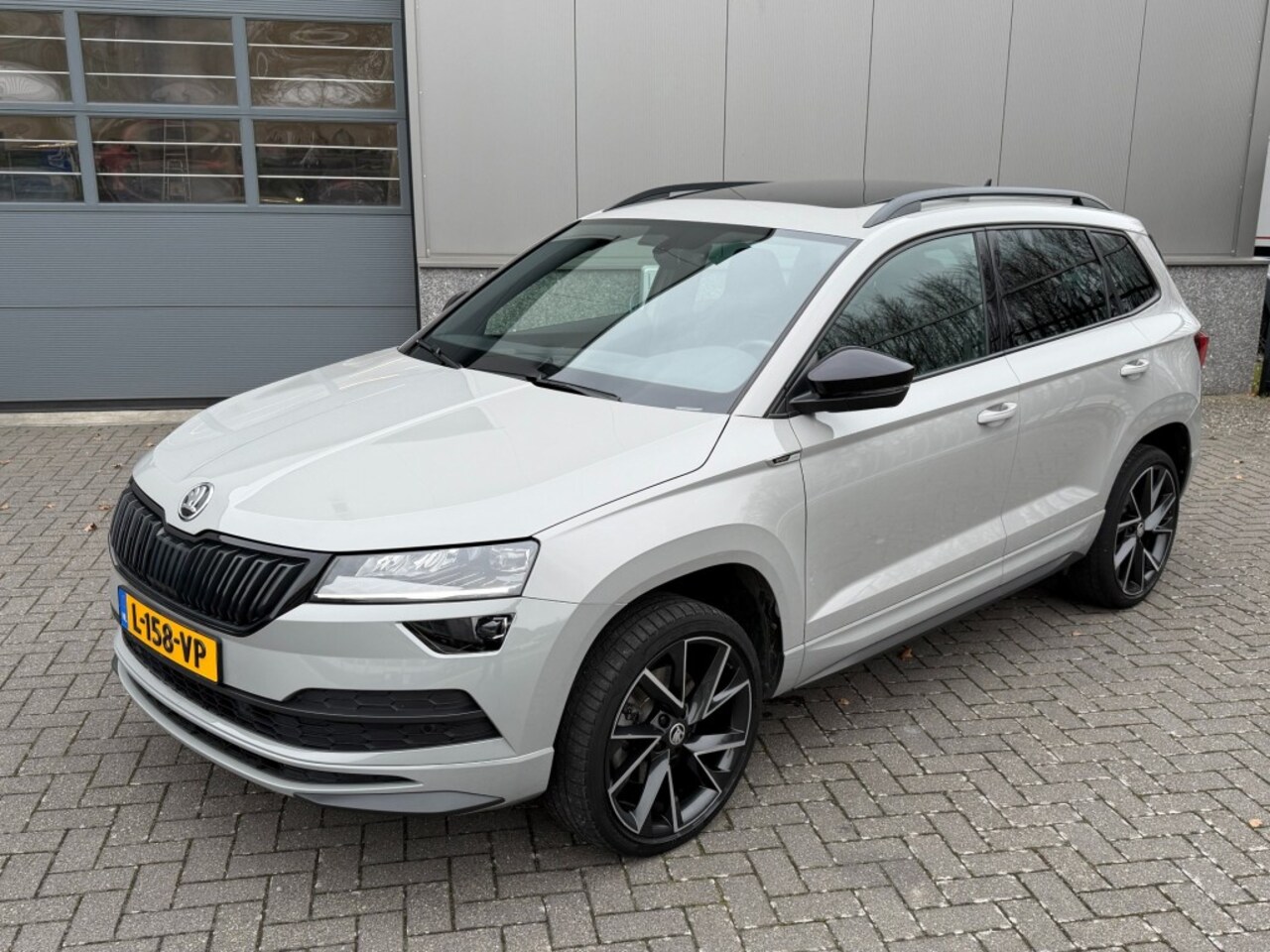 Skoda Karoq - 1.5 TSI SPORT Panoramak Camera Winter Navi ACC - AutoWereld.nl