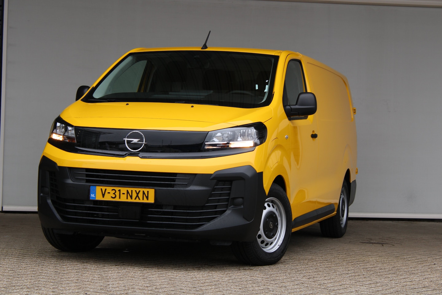 Opel Vivaro-e - L3 75 kWh 0% RENTE | BETIMMERING LAADRUIMTE | 8 JAAR GARANTIE | CAMERA | DRAADLOOS CARPLAY - AutoWereld.nl
